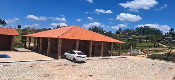 Casa muito bem acabada com pegada aluguel eventos – Faria